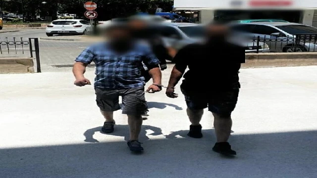 Otomobilde uyuşturucuyla yakalanan 3 kişi tutuklandı
