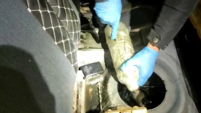 Otomobilin benzin deposundan pet şişelerde 3 kilo uyuşturucu çıktı