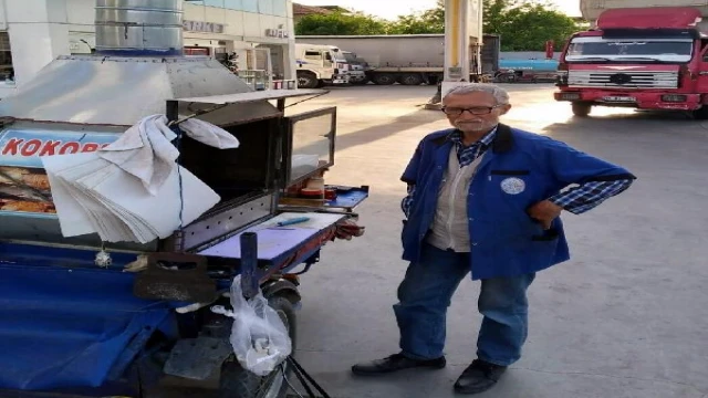 Otomobilin motosikletine çarptığı seyyar kokoreççi öldü 