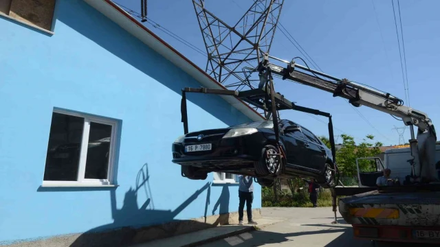 Otomobilini evin önüne park ederek yıkımı engellemek istedi