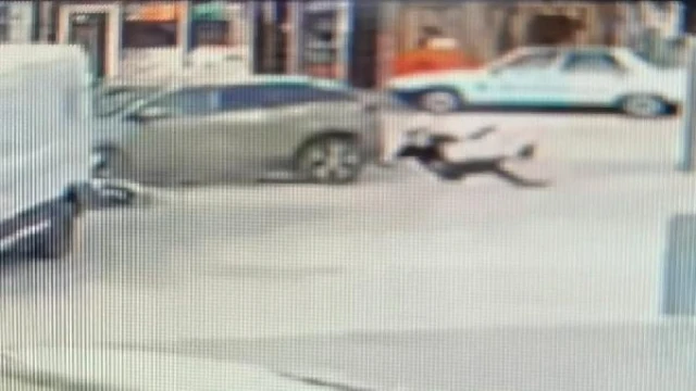 Otomobille çarpışan motosikletli yola düştü; o anlar kamerada