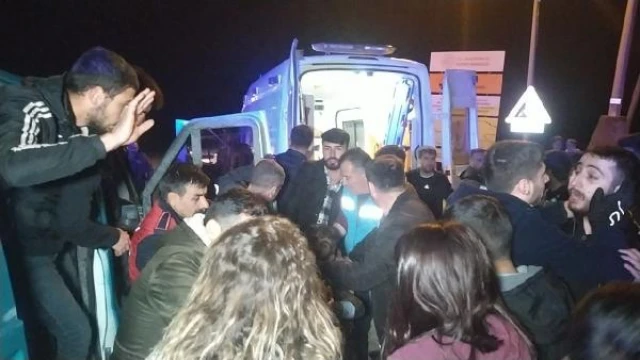 Otomobille minibüs çarpıştı; 1’i polis 2 kişi öldü, 5 kişi yaralandı