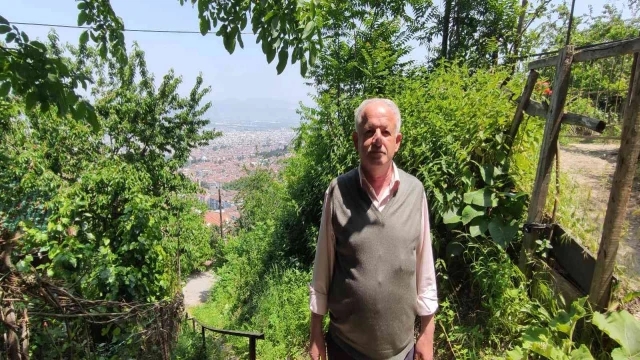 (Özel) Ayılarla arkadaş oldu her gün ziyaretine geliyorlar