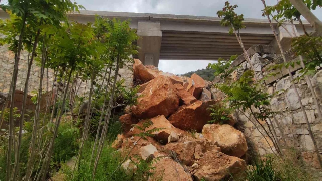 (Özel) Evlerinin üzerinde dev kayalar var, korku içinde yaşıyorlar