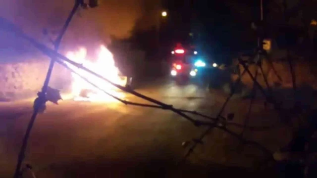Park halindeki otomobil, alev alev yandı