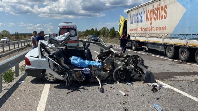 Park halindeki TIR’a çarpan otomobildeki kadın öldü, eşi yaralı