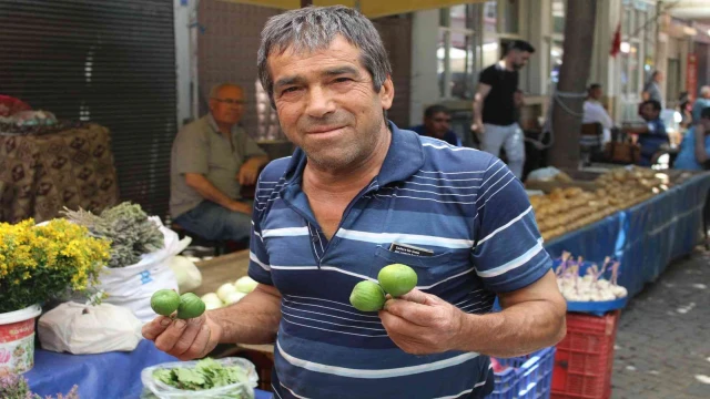 Pazar tezgahındaki ilekler, vatandaşların dikkatini çekiyor