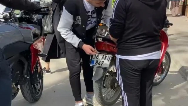 Plakasındaki J’yi boyayarak U yapan ehliyetsiz sürücüye 6 bin 443 lira ceza
