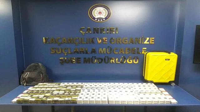 Polisin şüphelenerek durdurduğu şahsın valizinden onlarca paket kaçak sigara çıktı