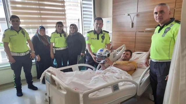 Polisler, tedavi gören kazazedeye kask hediye etti