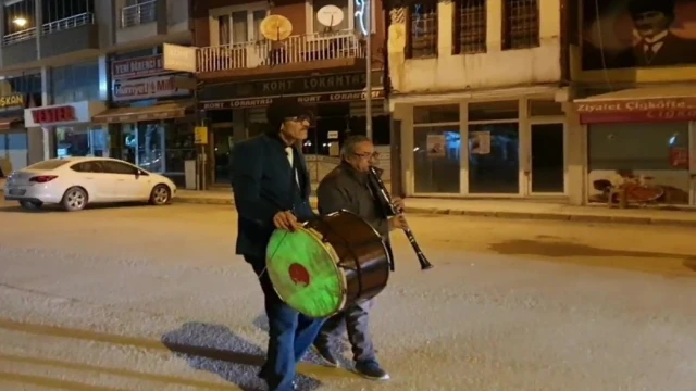 Ramazan davulcuları halkı hırsız ve dolandırıcılara karşı manilerle uyardı