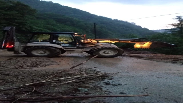 Rize’de heyelan nedeniyle kapanan köy yolu açıldı