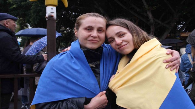 Ruslar ve Ukraynalılar, Mersin’de el ele savaşın bitmesini istedi
