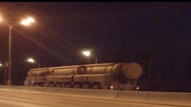 Rusya’nın Topol-M balistik füzesi Moskova yollarında görüntülendi