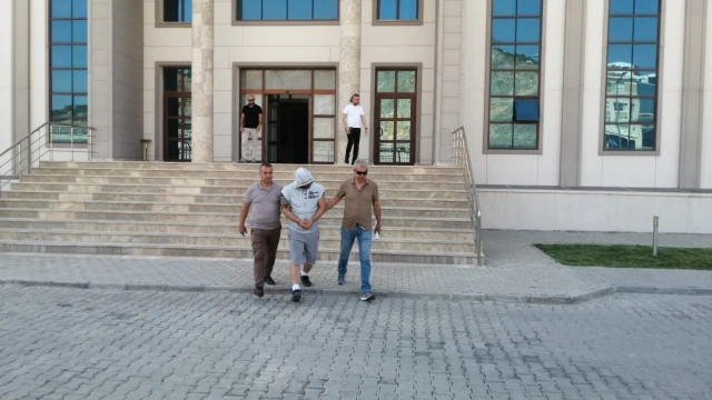 Sahte kimlikle dünyayı dolaştı, Kuşadası’nda polise takıldı