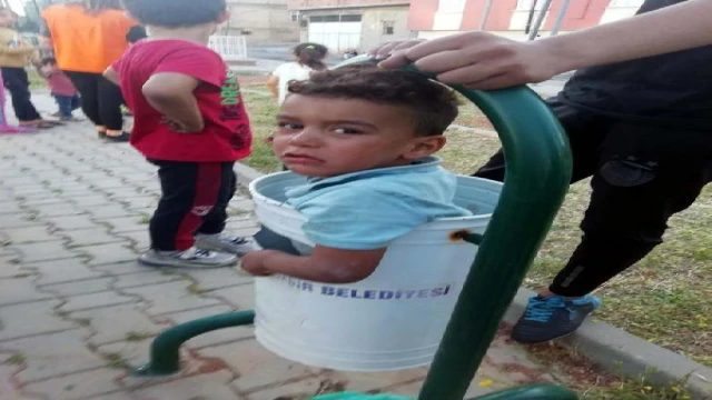 Saklambaç oynarken girdiği çöp kovasında sıkışan çocuk kurtarıldı