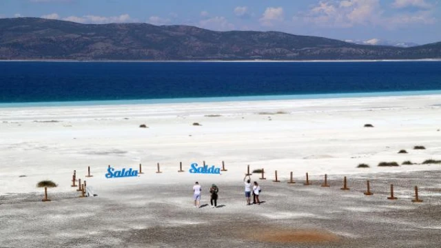 Salda Gölü’ndeki ziyaretçi defterine kimi aşkını yazdı kimi temennisini