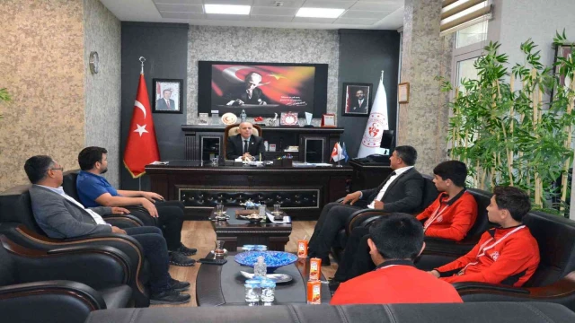 Şampiyon güreşçiler sevinçlerini İlman’la paylaştı
