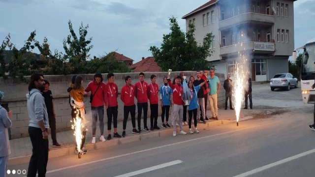 Şampiyonadan Türkiye derecesiyle dönen öğrenciler coşkuyla karşılandı