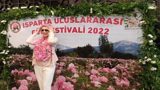 Seda Sayan, Uluslararası Gül Festivali’nde konser verdi