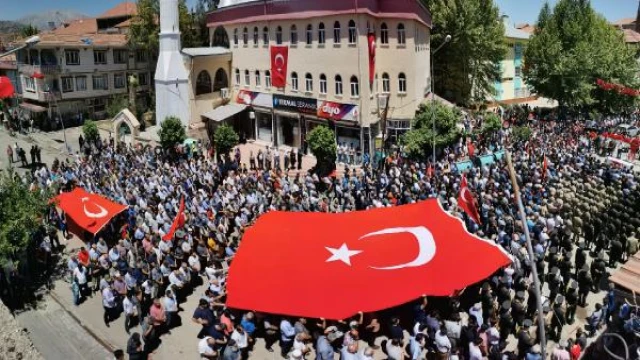 Şehit Sözleşmeli Er Özer,  son yolculuğuna uğurlandı
