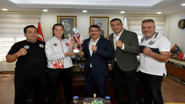 Şehzadeler’in şampiyonuna bir altın da Başkan Çelik’ten