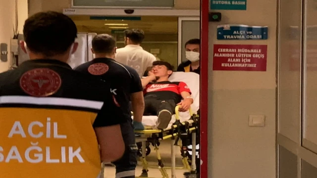 Selfie çekerken motosikletle duvara çarpıp kanala düştüler: 2 yaralı