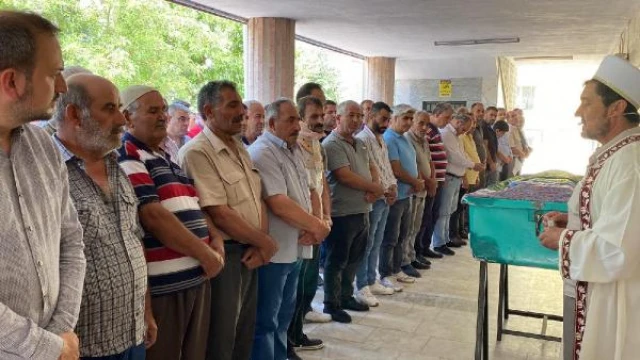 Servis kazasında yaralanıp 19 gün sonra yaşamını yitiren Gamze, toprağa verildi