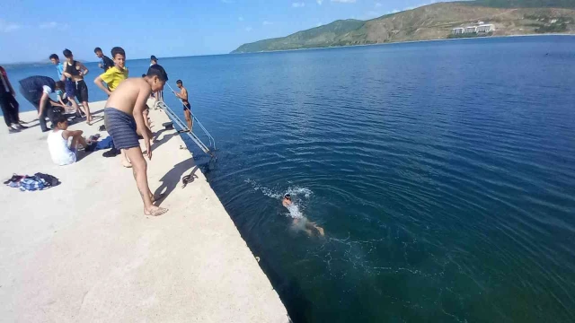 Sıcaktan bunalan çocuklar kendilerini Van Gölü’nün serin sularına bırakıyor