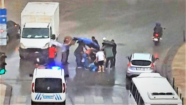 Şiddetli yağış ve fırtınada kalpleri ısıtan görüntü