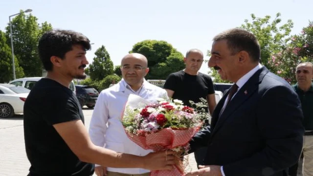 Siirt’te saldırıya uğrayan doktora Vali Hacıbektaşoğlu’ndan ziyaret