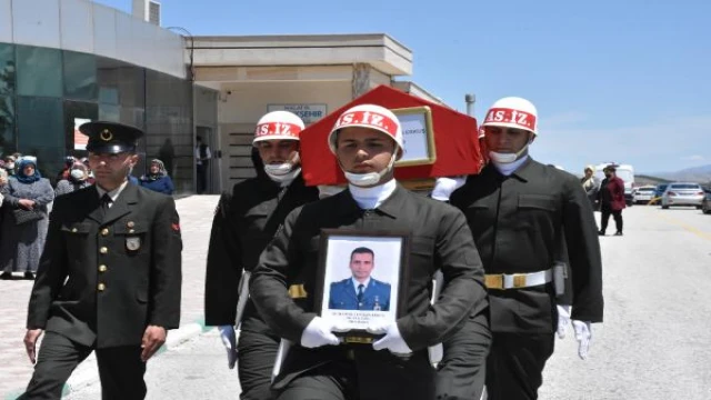 Silahını temizlerken kazara vurulan yüzbaşı, Malatya’da toprağa verildi