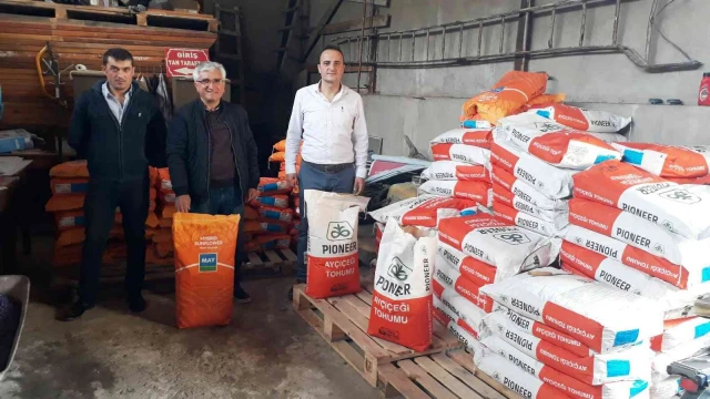 Simav’da çiftçilere 3 bin 500 kilogram yağlık ayçiçeği tohumu dağıtıldı