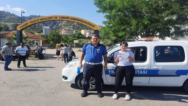 Sınava geç kalmasınlar diye zabıta ekipleri seferber oldu