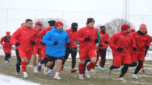 Sivasspor kar altında çalıştı