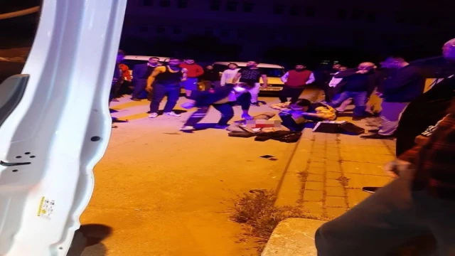 Sokakta tartıştığı husumetli akrabasını tabancayla ağır yaraladı