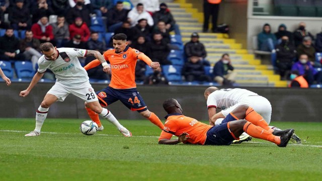 Spor Toto Süper Lig: Medipol Başakşehir: 1 - Fatih Karagümrük: 2 (İlk yarı)