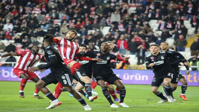 Spor Toto Süper Lig: Sivasspor: 1 - Beşiktaş: 2 (İlk yarı)