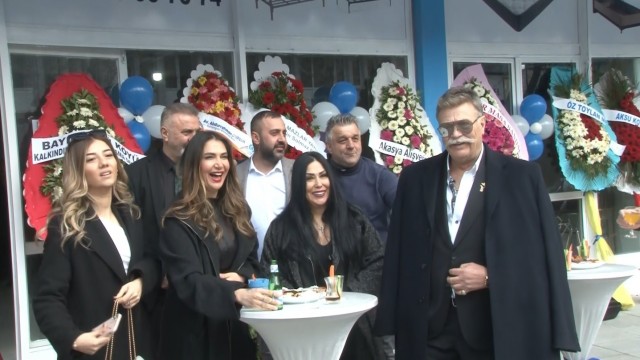 Sultangazi’de ünlü isimler mobilya mağazası açılışına katıldı