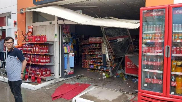 Sürücü kalp krizi geçirdi, minibüs markete daldı: 2 yaralı