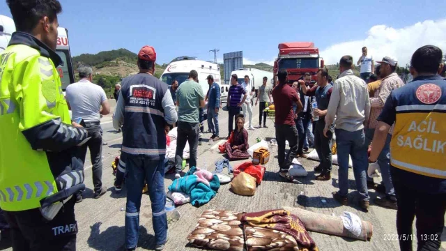 Tarım işçilerini taşıyan kamyonet devrildi: 8’i ağır 15 yaralı