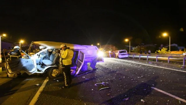 Tekirdağ’da minibüs ters yöne girdi; 1’i ağır 5 yaralı
