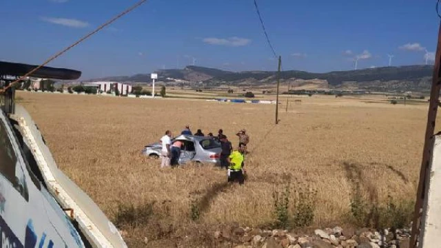 TIR ile çarpışan otomobildeki anne ve 2 çocuğu yaralandı