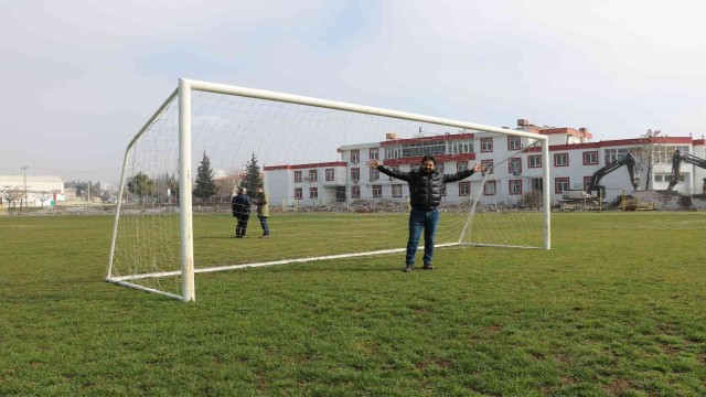 Top koşturduğu stadın yıkılışına şahit olan eski kalecinin duygusal anları
