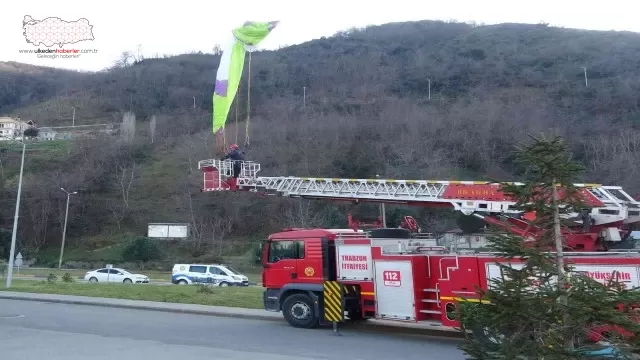 Trabzon’da yamaç paraşütçüsü elektrik tellerine takıldı