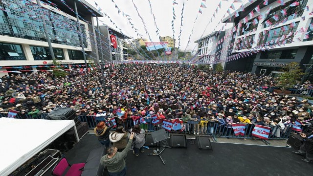 Trabzonspor taraftarları Kayserispor maçı öncesi konserle coştu