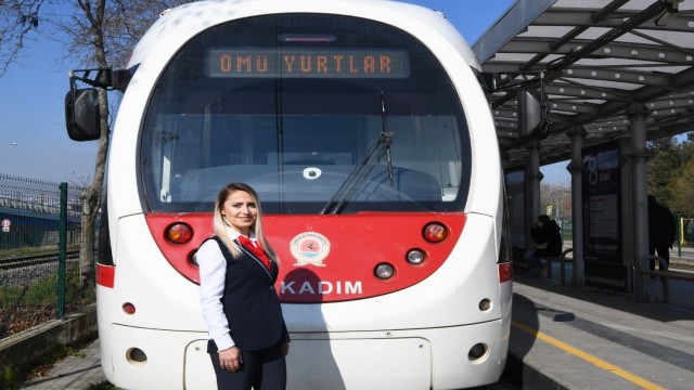 Tramvaylar kadın vatmanlara emanet: Her gün 10 binlerce yolcu taşıyorlar