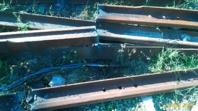 Tren rayı çalmaya çalışırken yakalandılar