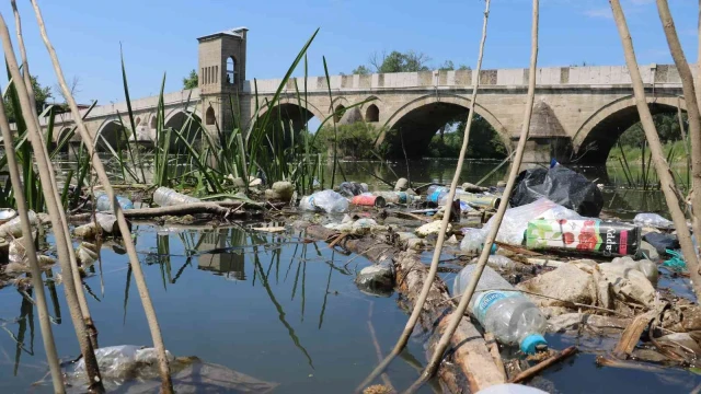 Tunca Nehrinin debisi düştü, çöpler ortaya çıktı