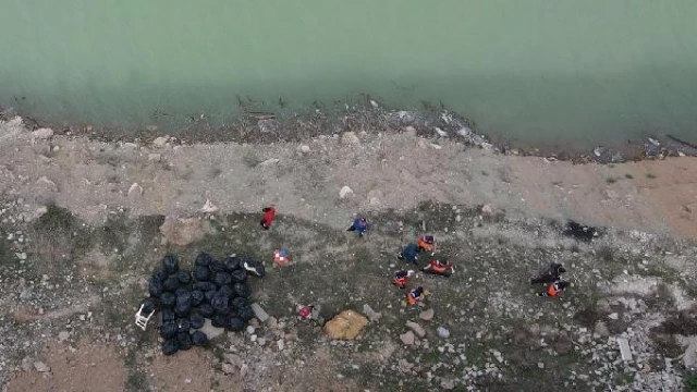 Tunceli’de debisi artan Munzur ve Pülümür çaylarının taşıdığı yarım tonluk çöp temizlendi